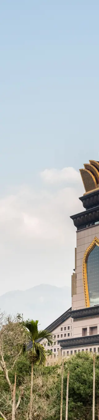 Besuche den imposanten Chung Tai Chan Tempel